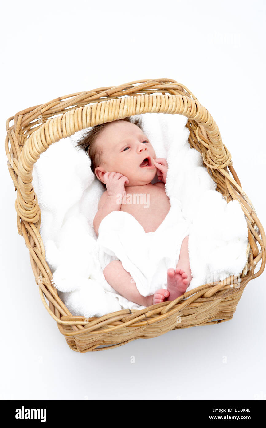 Neugeborenes Baby In Korb Stockfoto