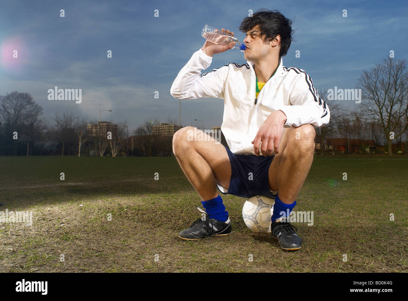 Fußballer-Trinkwasser Stockfoto