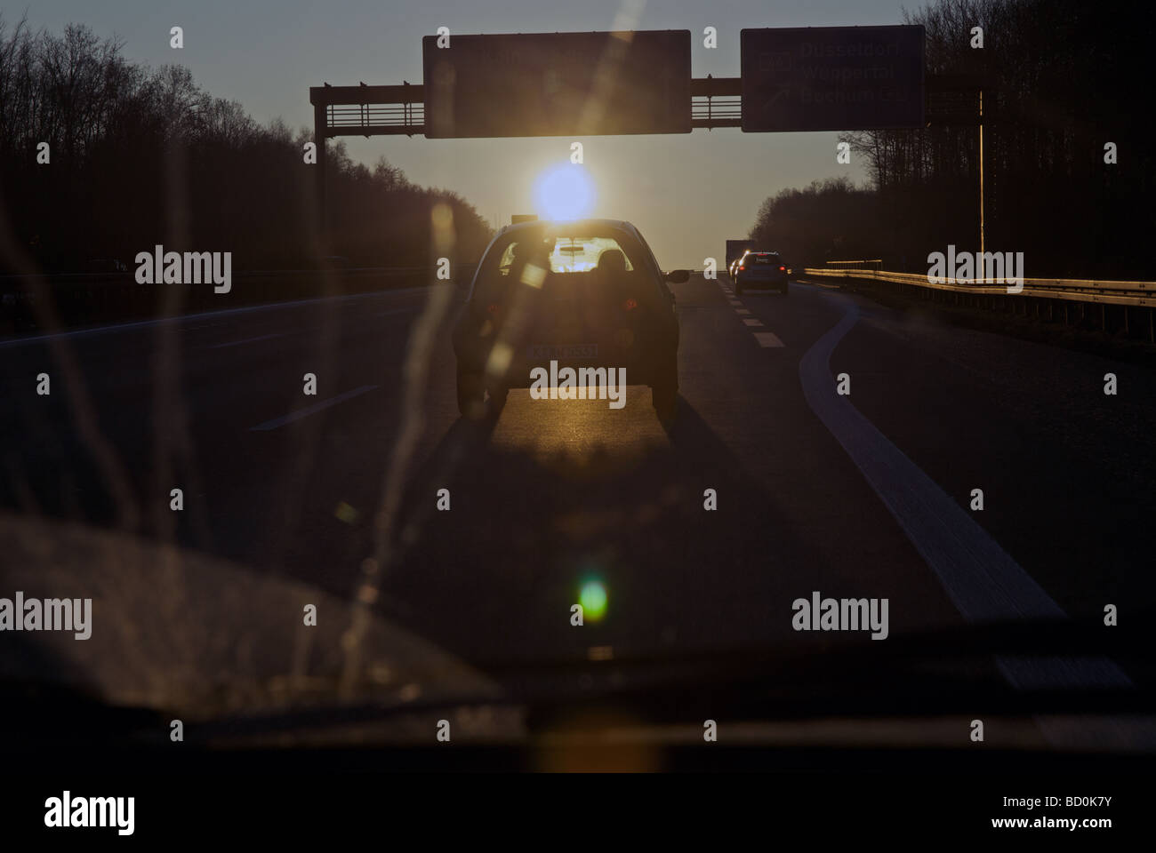 Fahren in eine tief stehender Sonne auf einer deutschen autobahn Stockfoto