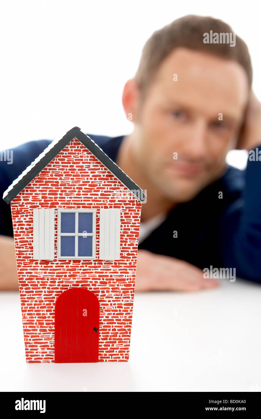 Man Looking At Musterhaus Stockfoto