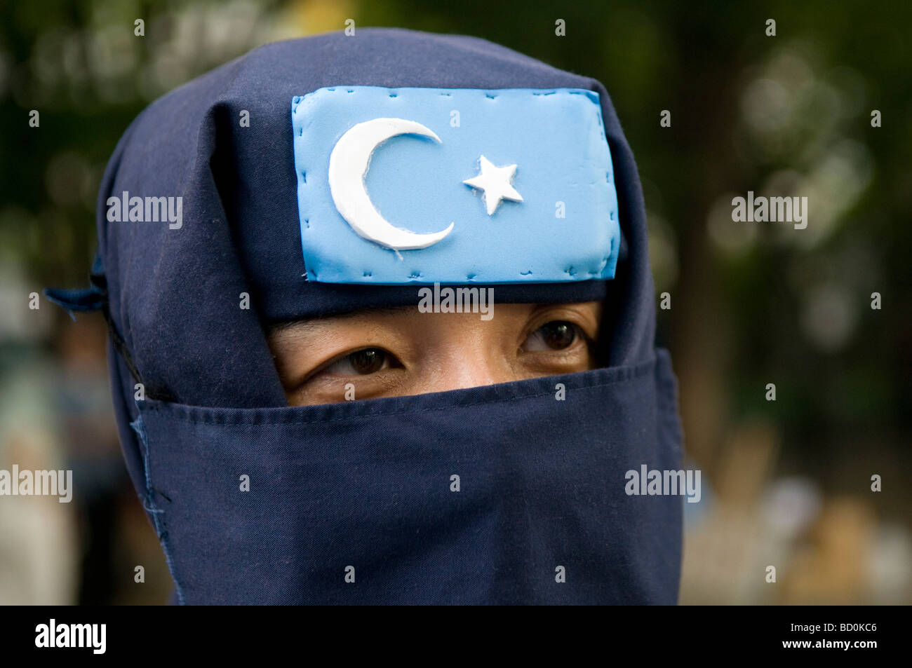Eine verschleierte Anhänger der islamischen Bewegung Ostturkestan (TIM) von Uigurischen Dschihadisten in Xinjiang Uigurischen Autonomen Region gegründet. Western China Stockfoto