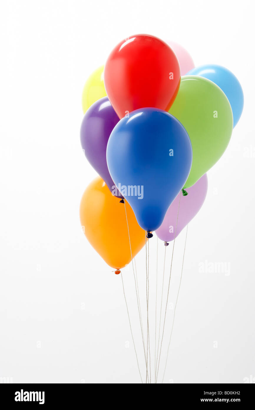 Bunte Party Luftballons vor weißem Hintergrund Stockfoto