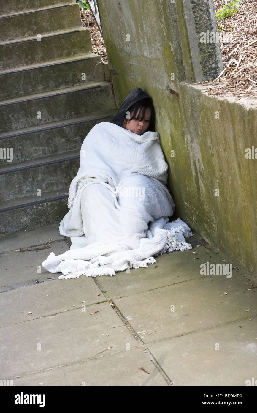 Obdachlose Mädchen schlafen rau Stockfoto