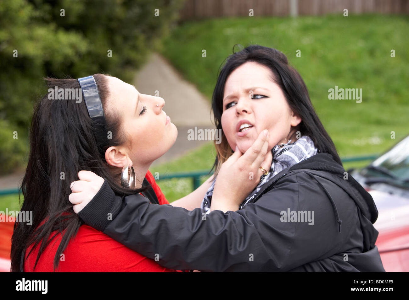 Zwei junge Frauen kämpfen Stockfoto