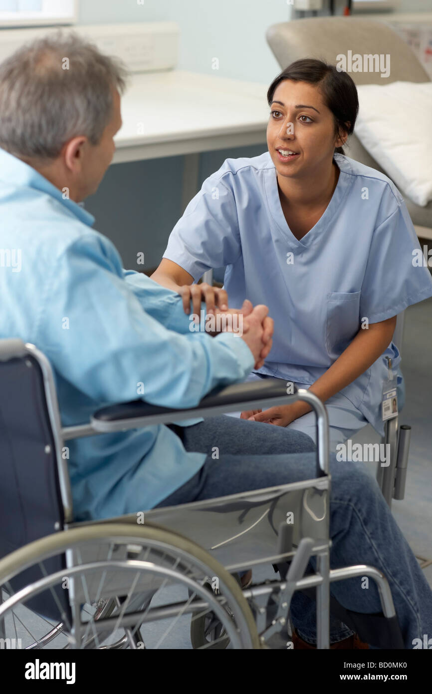 Krankenschwester mit Patienten im Rollstuhl Stockfoto