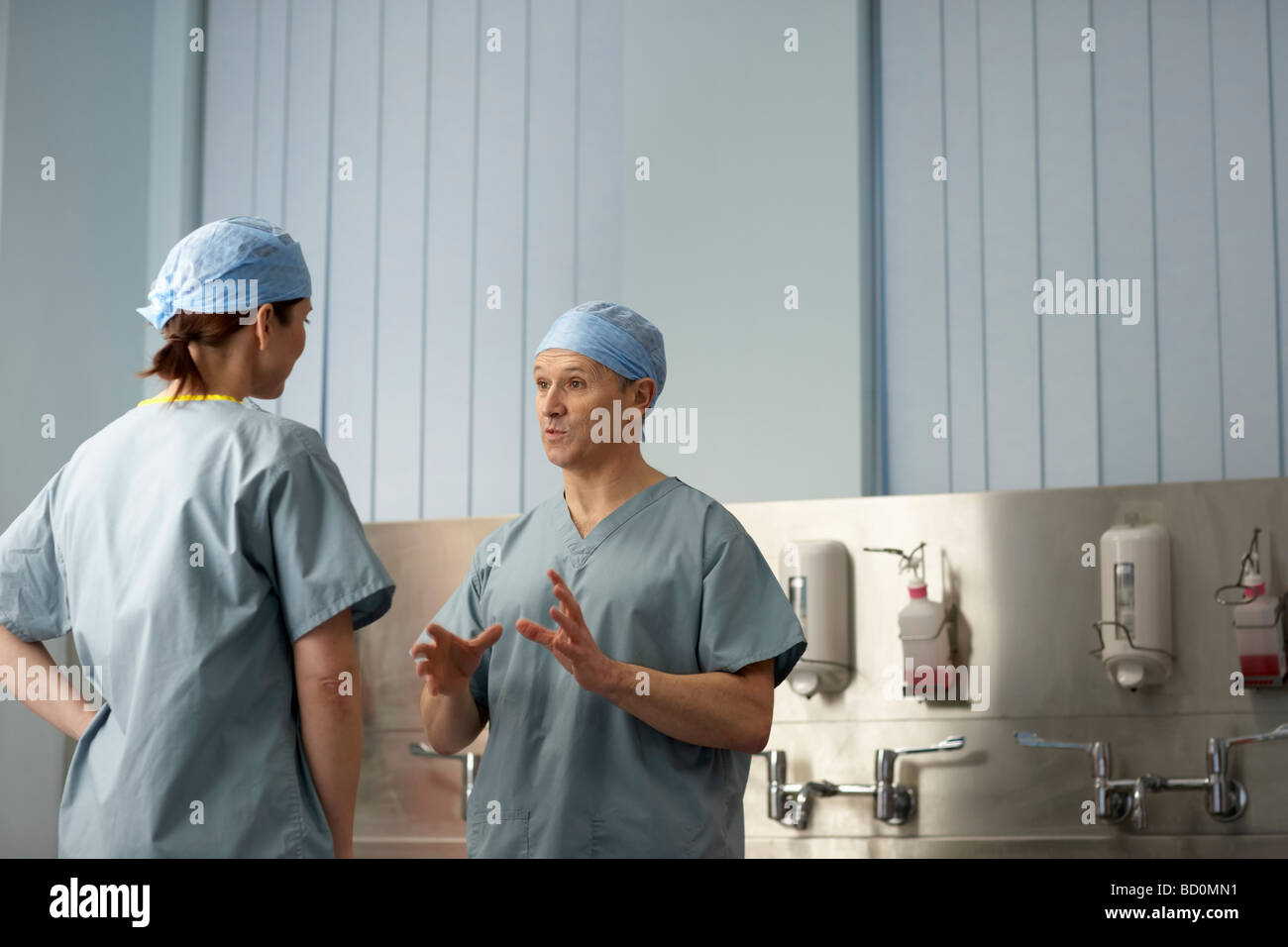 Medical staff in scrubs in discussion Stockfoto