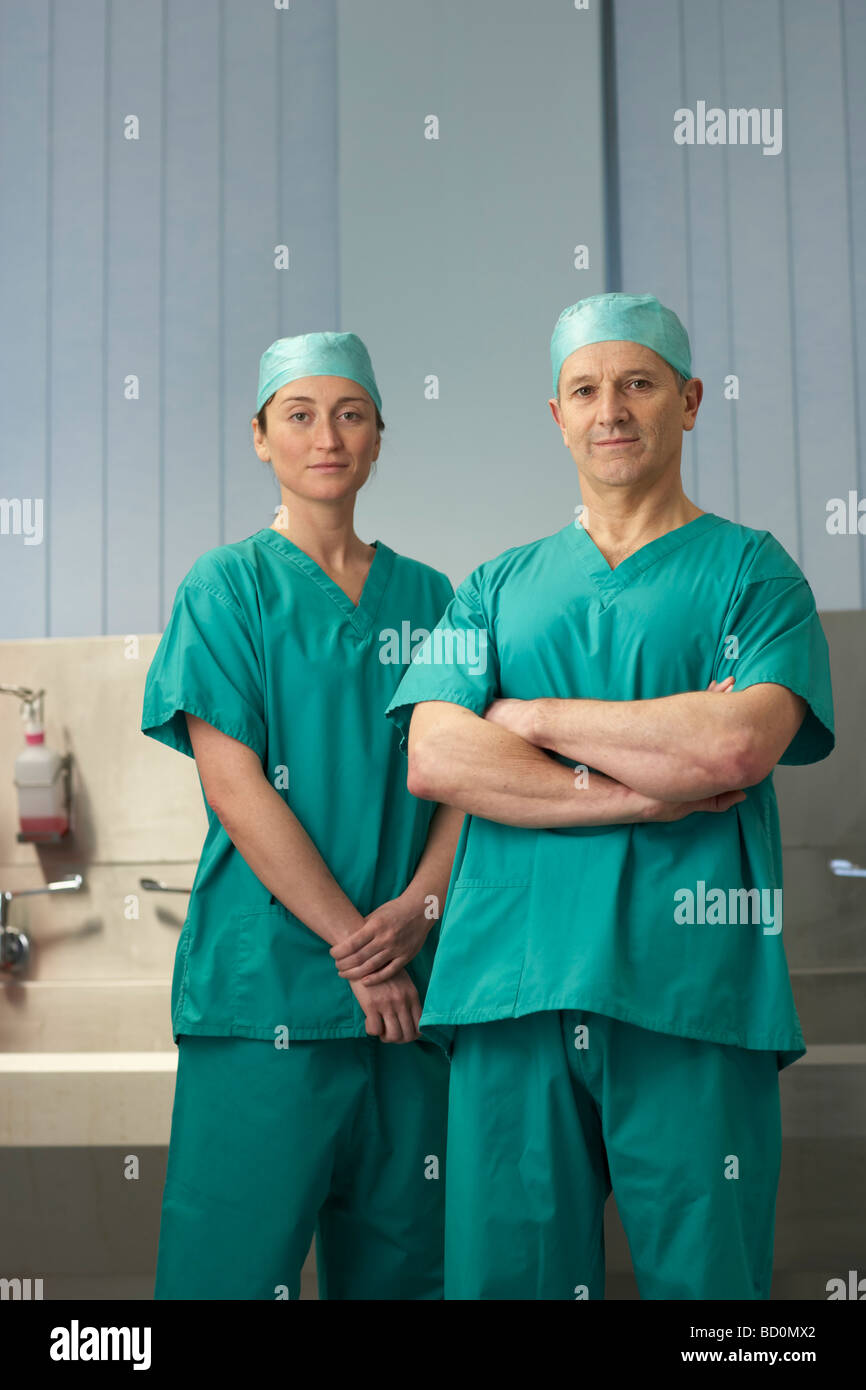 Zwei Ärzte in scrubs Stockfoto