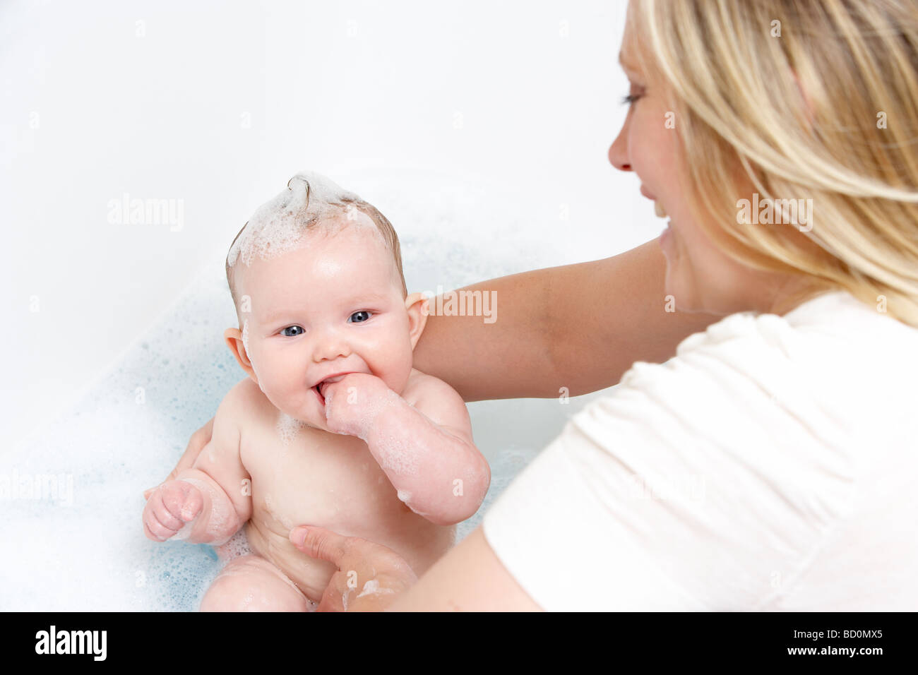 Mutter Baden Baby zu Hause Stockfoto