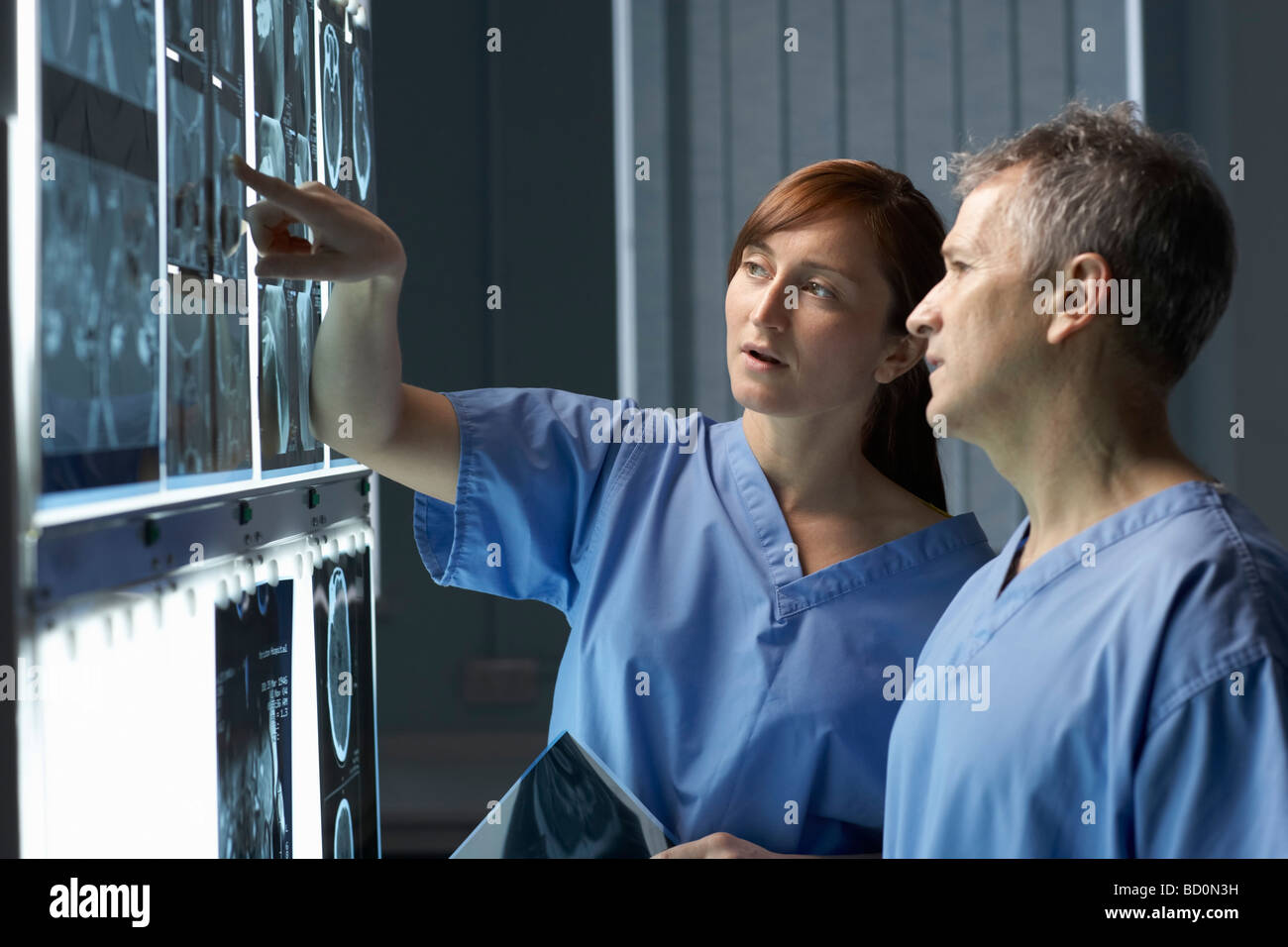 Zwei Ärzte betrachten Röntgenstrahlen Stockfoto