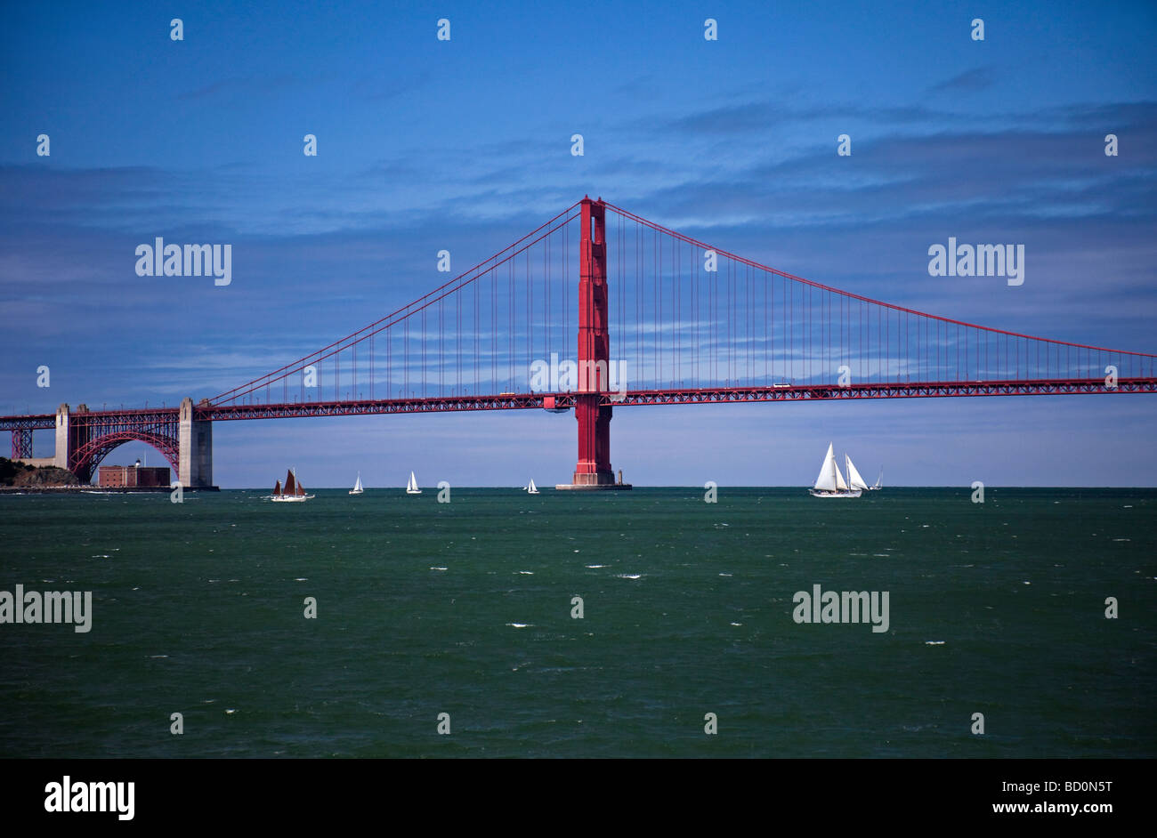 Segelyacht auf San Francisco Bay, Kalifornien, USA unter der Golden Gate Bridge Stockfoto