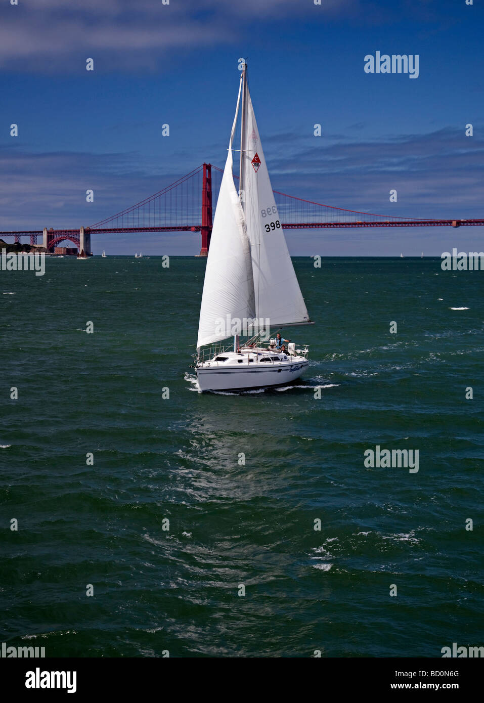 Segelyacht auf San Francisco Bay, Kalifornien, USA-Golden Gate-Brücke im Hintergrund Stockfoto