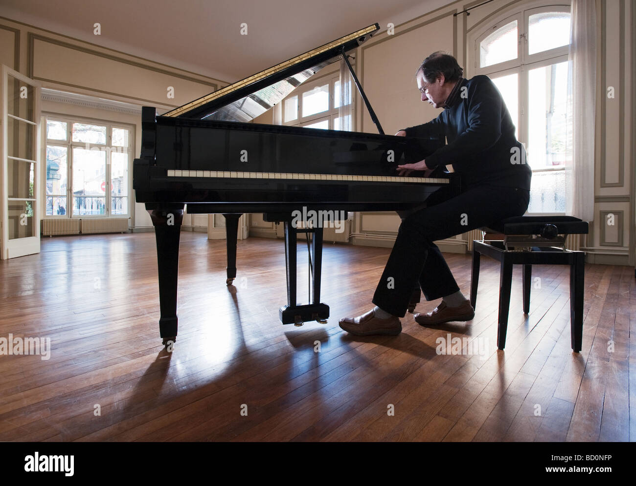 Klavier wird in leeren Wohnung abgestimmt Stockfoto