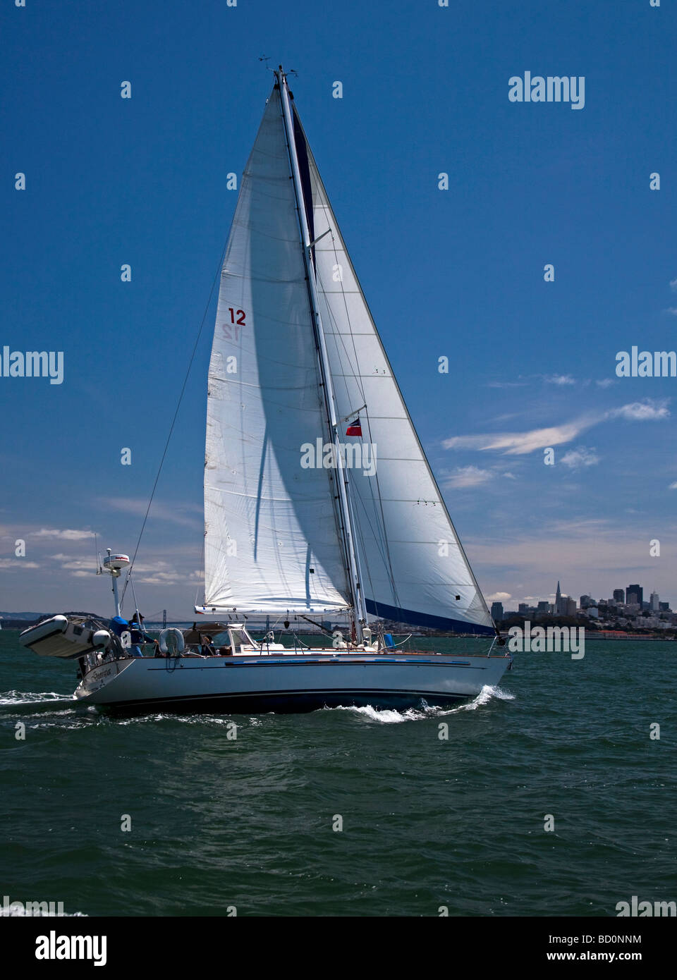 Segelyacht auf San Francisco Bay, Kalifornien, USA mit der Stadt im Hintergrund Stockfoto