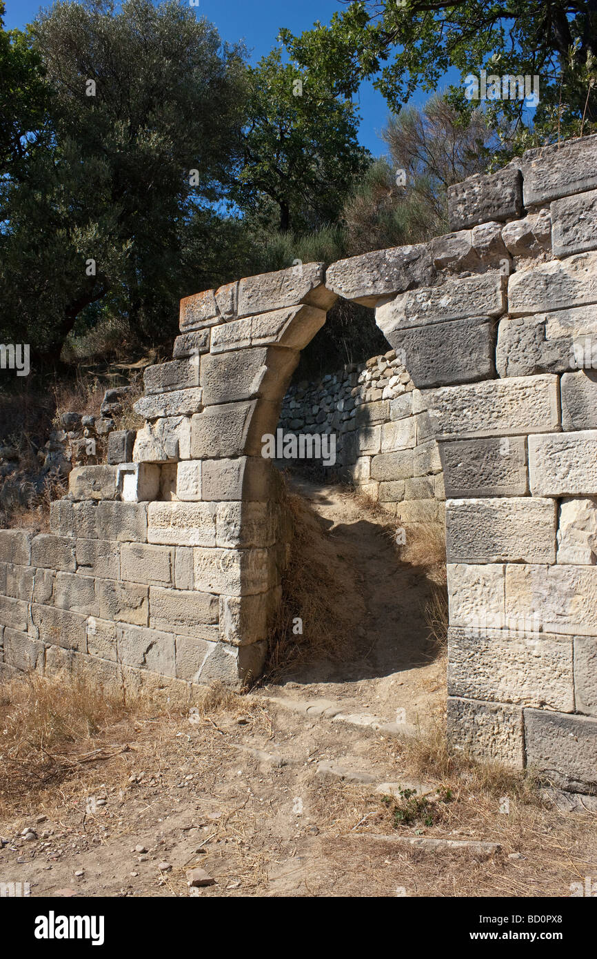 Ein Portal in die griechische Festungsmauern von Apollonia, Albanien. Stockfoto