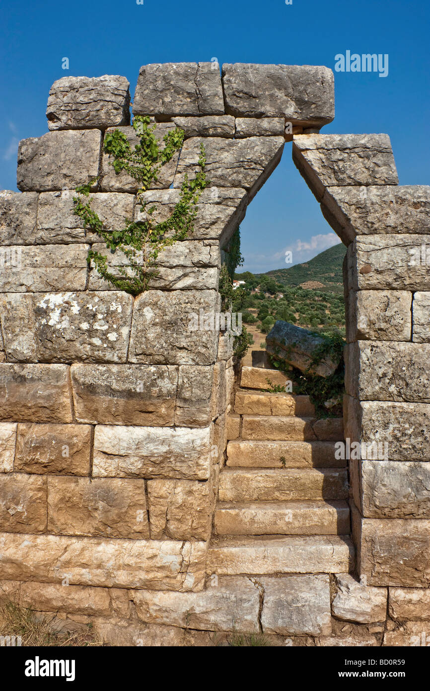 Ein vorkragenden Portal in den hellenistischen Befestigungen in Messene, Griechenland. Stockfoto