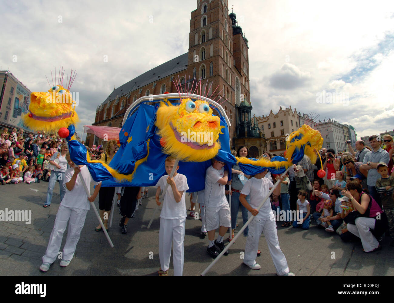 Kinder, die Teilnahme an der jährlichen Dragon Parade durch die Altstadt von Krakau Hauptplatz in Polen Stockfoto