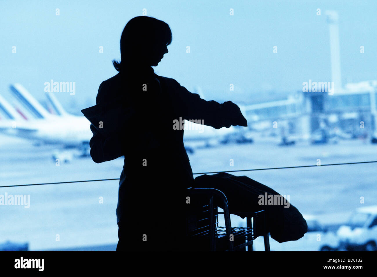 Silhouette der Frau Reisender auf der Suche von Watch in Flughafen Stockfoto