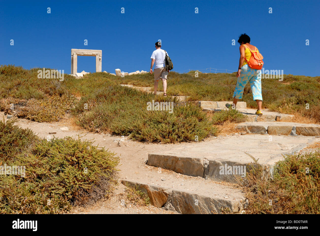 Die riesige Marmor Tor die Portara fängt Ihr Auge, sobald Sie in Naxos ankommen. Die Portara Excatly Gesichter Insel Delos und... Stockfoto