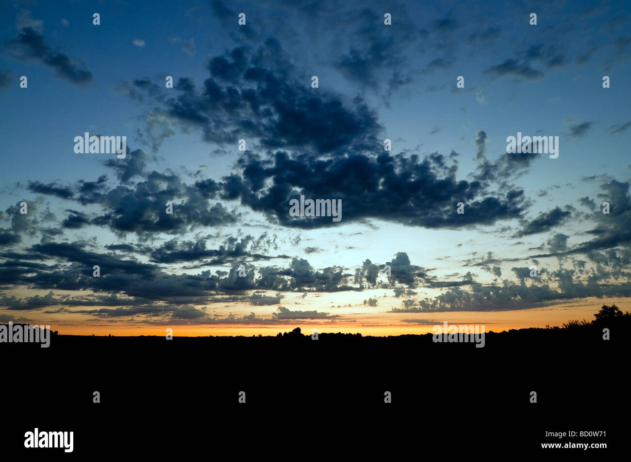 Dawn / Sonnenaufgang / zunächst Licht mit Cumulus und Altocumulus-Wolken - Indre-et-Loire, Frankreich. Stockfoto