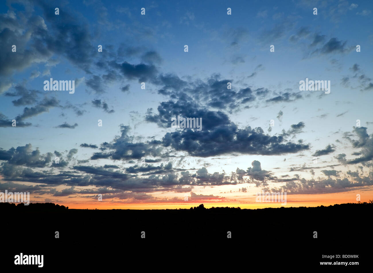 Dawn / Sonnenaufgang / zunächst Licht mit Cumulus und Altocumulus-Wolken - Indre-et-Loire, Frankreich. Stockfoto