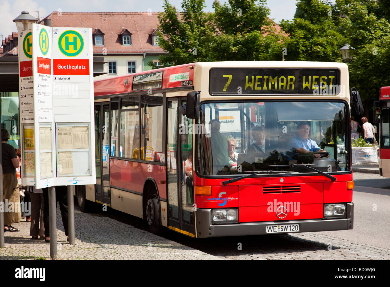 Deutsche Bus und eine Bushaltestelle in Weimar, Thüringen, Deutschland