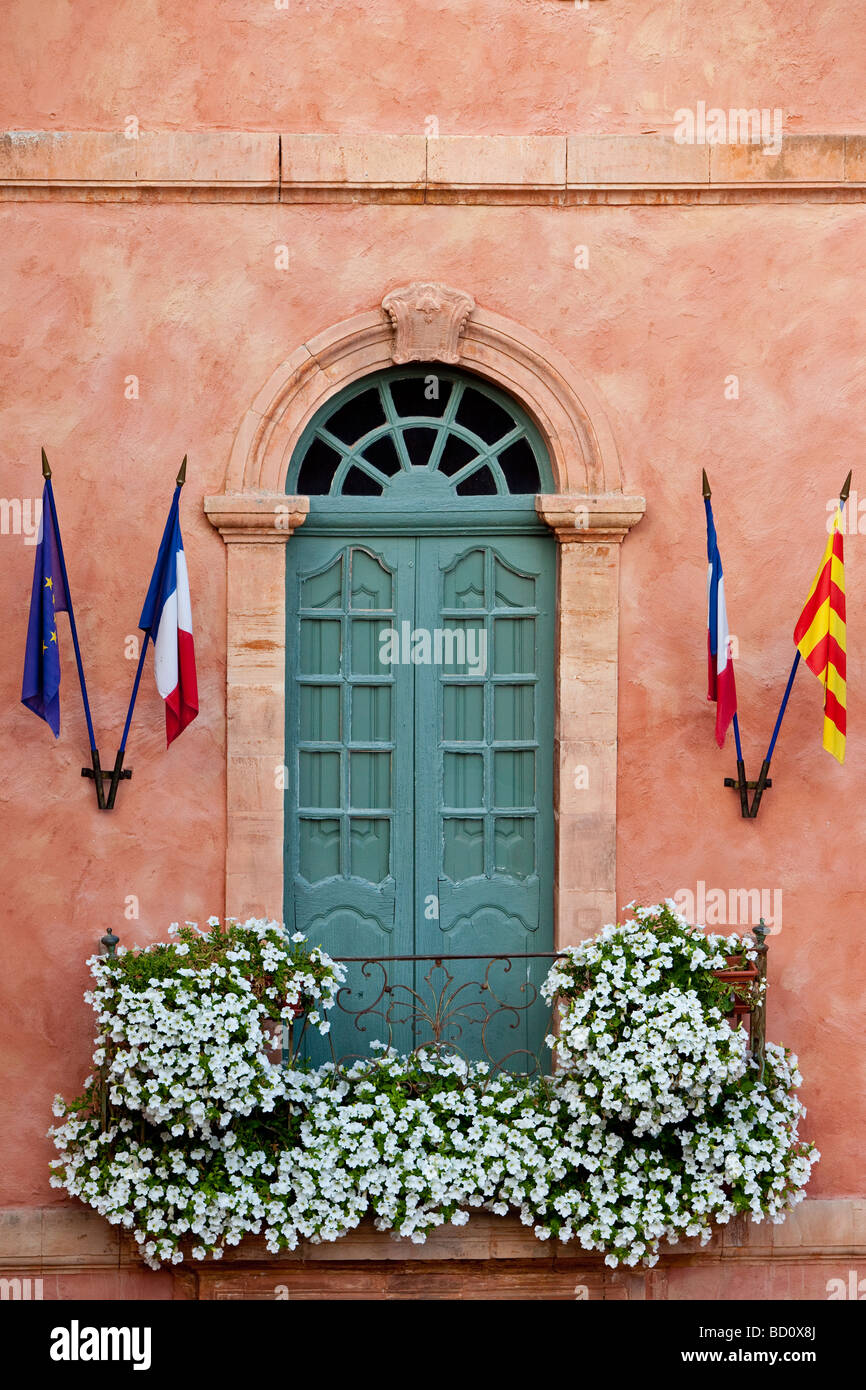 Balkon Tür auf Gebäude in Roussillon, Provence Frankreich Stockfoto