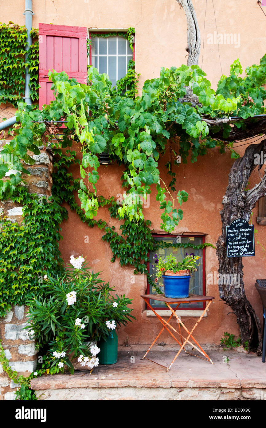 Straßencafé in Roussillon, Provence, Frankreich Stockfoto