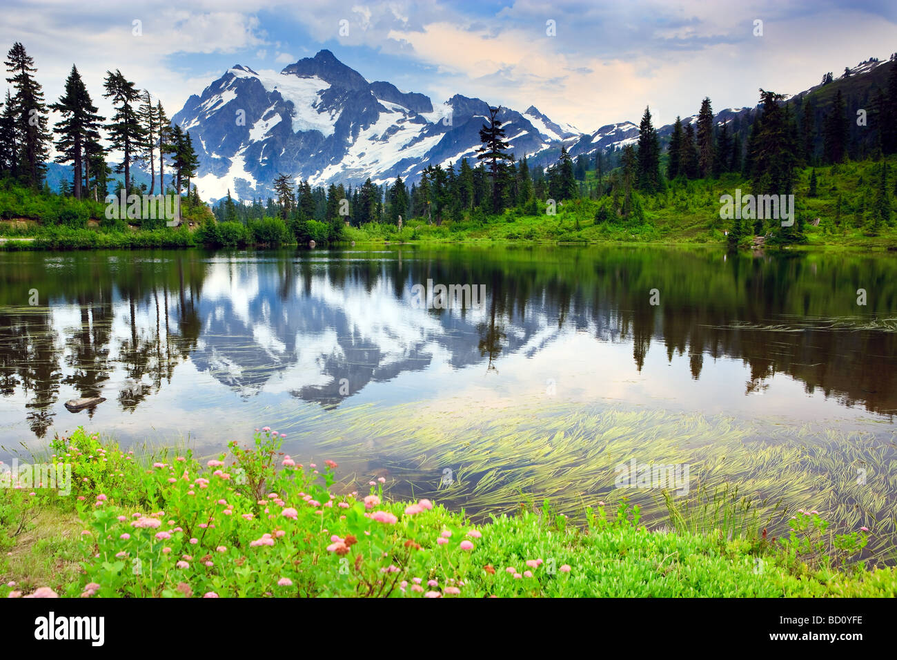 Mount Shuksan in Reflexion im Bild Lake, Washington State, USA Stockfoto