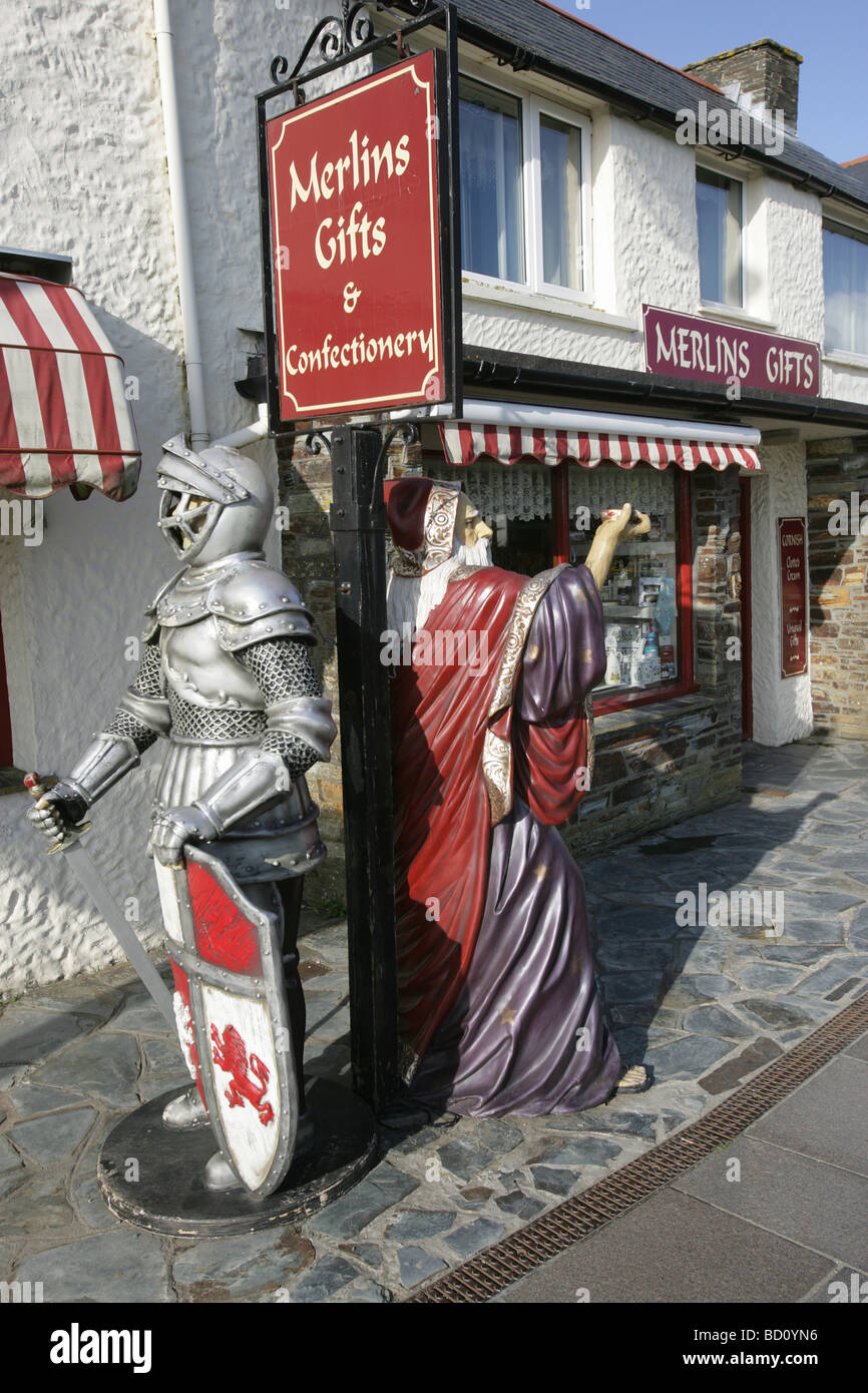 Dorf von Tintagel, England. Ein Geschenk und Süßwaren-Shop mit Ritter und Merlin Schaufensterpuppen im Zentrum von Tintagel. Stockfoto