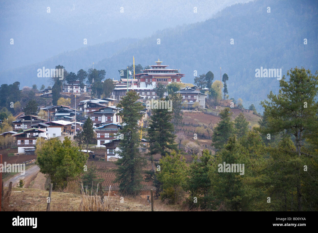 Gesamtansicht der Gangteng Gonpa Kloster nr Dorf von Gantey, Phobjika Tal, Wangdue Phodrang District, central Bhutan. Stockfoto