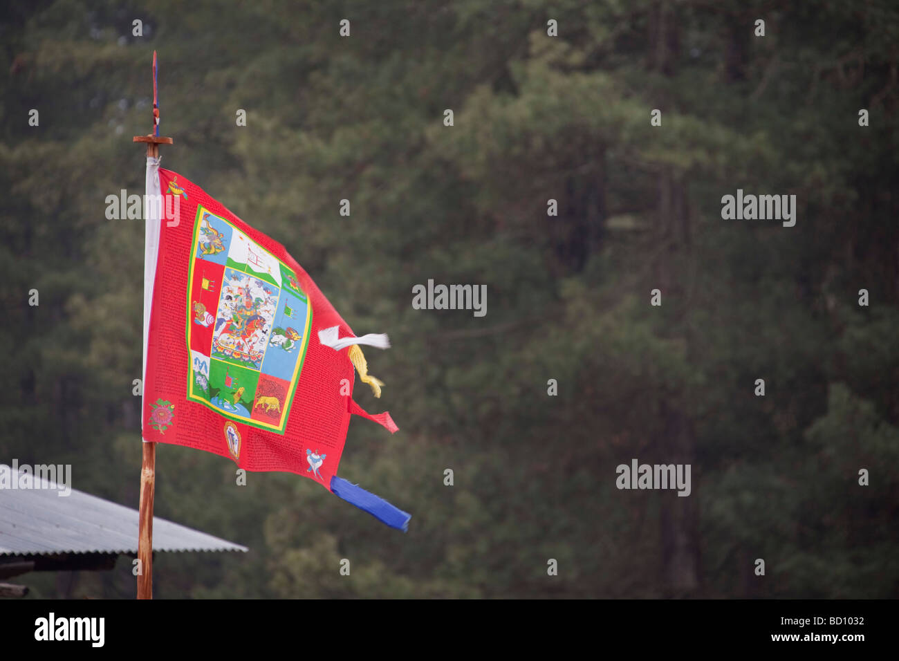 rote Gebet Flagge am Mast, Gantey Gompa Wangdi Phodrang Bhutan horizontale 91897 Bhutan-Gantey Stockfoto