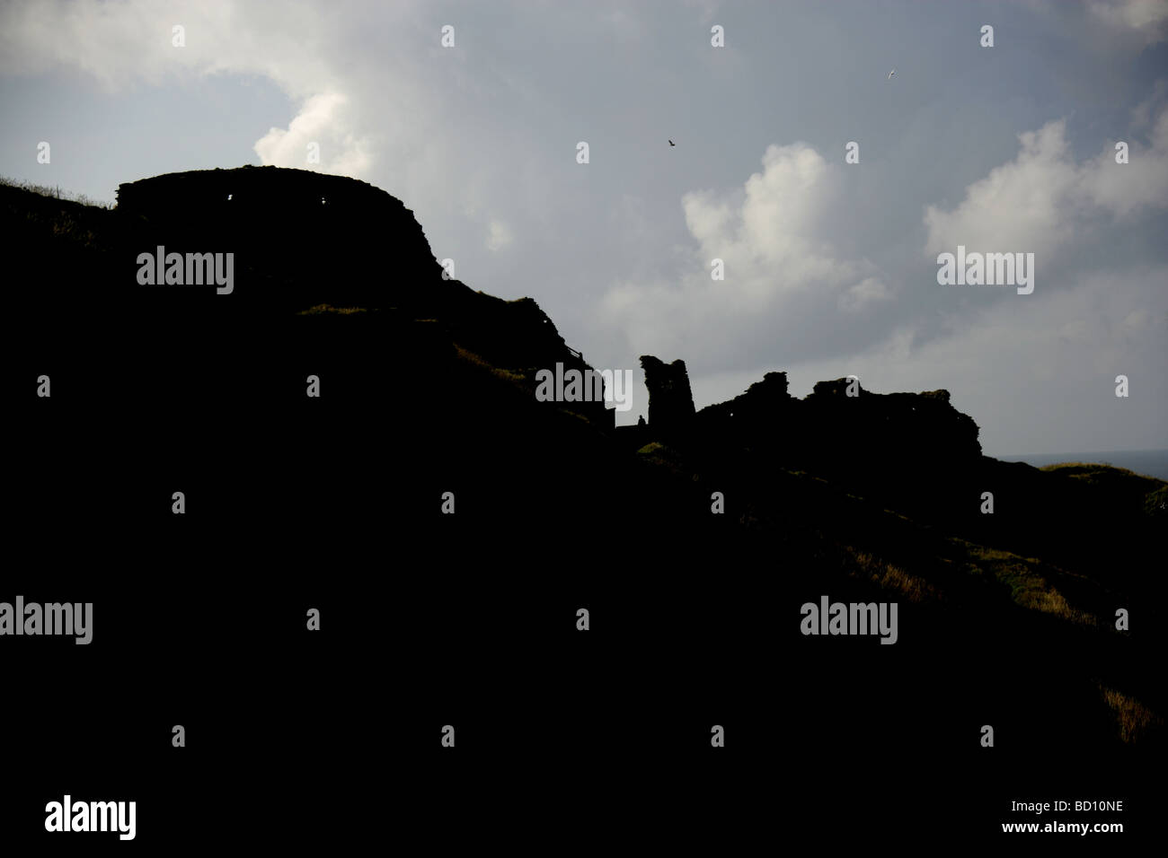 Dorf von Tintagel, England. Silhouette Blick auf Tintagel Castle Ruinen an der Küste Cornwalls. Stockfoto