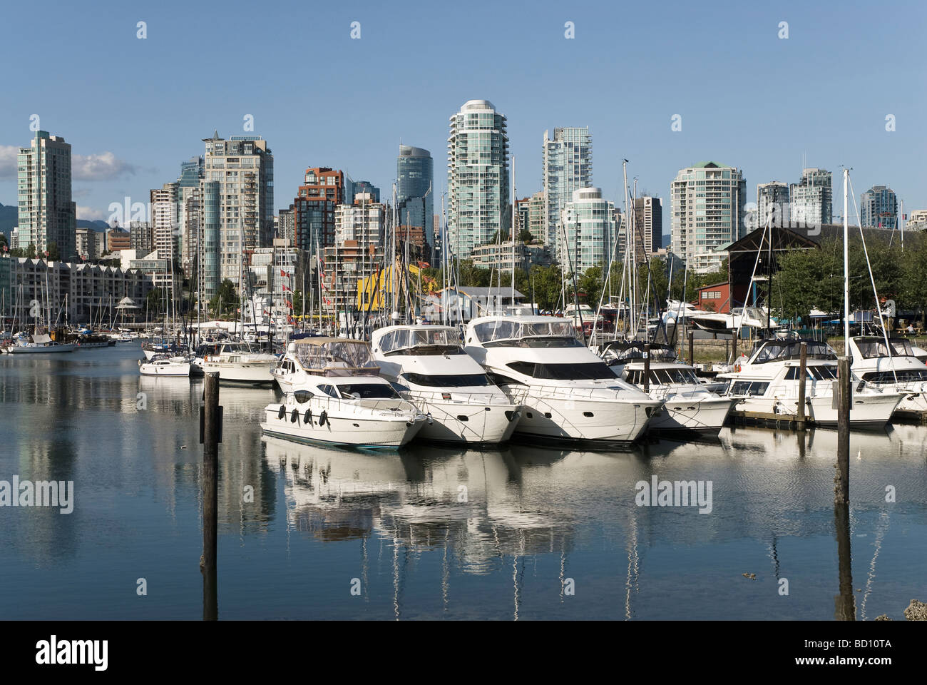 Luxus-Boote verankert in einer Marina in Vancouvers False Creek. Stockfoto