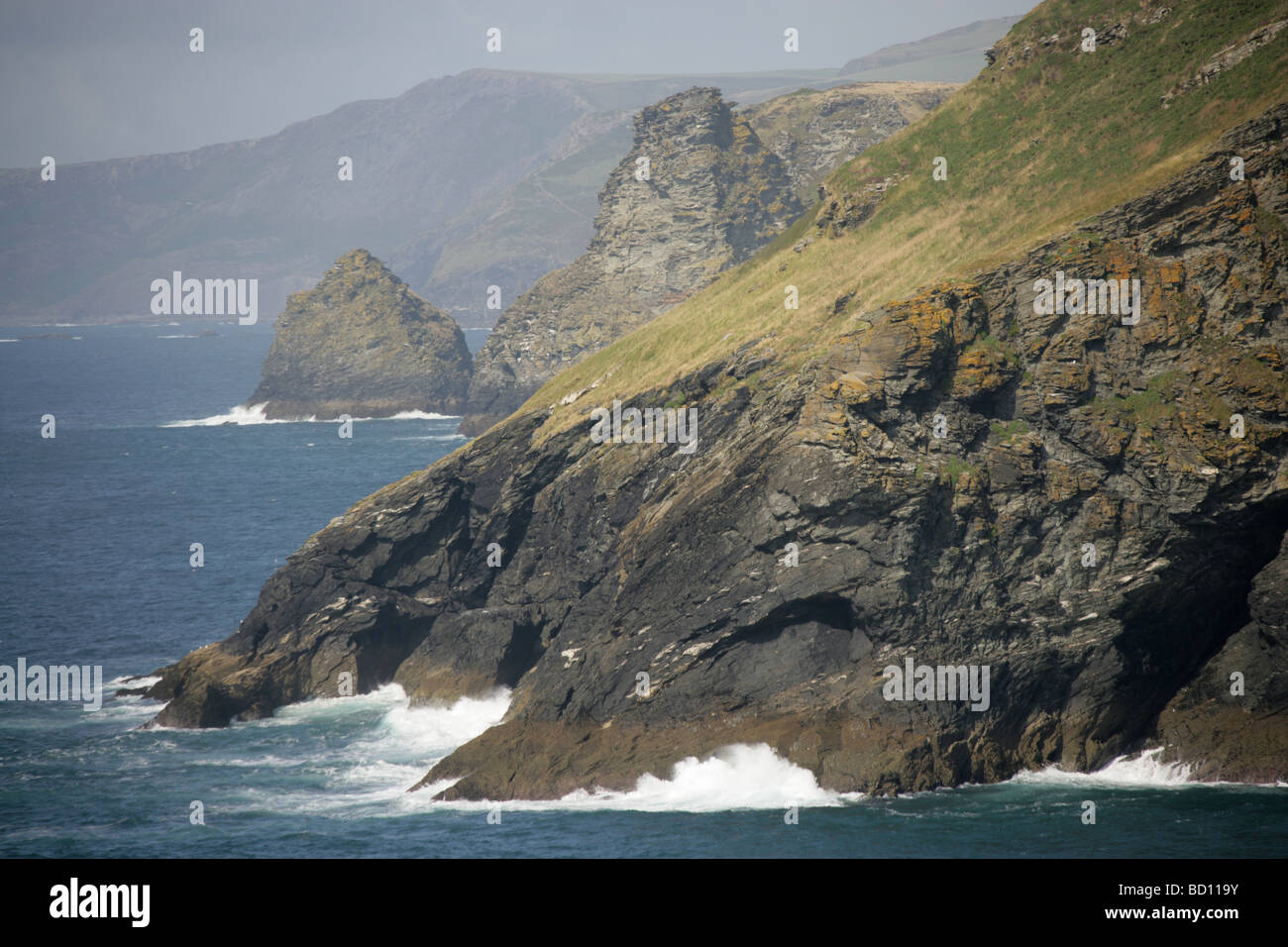 Dorf von Tintagel, England. Der nördlichen Küste Cornwalls Blick nach Osten von Tintagel in Richtung Willapark und Boscastle. Stockfoto