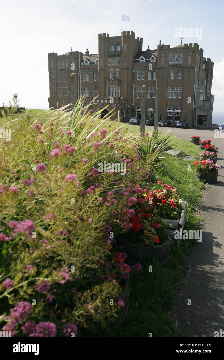 Dorf von Tintagel, England. Haupteingang, Einfahrt von Camelot Castle Hotel in Tintagel. Stockfoto