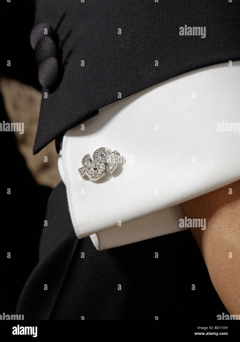 Bling Bling Nahaufnahme von einem Dollarzeichen Silber mit Diamanten Manschettenknopf Smoking Rauchen Stockfoto