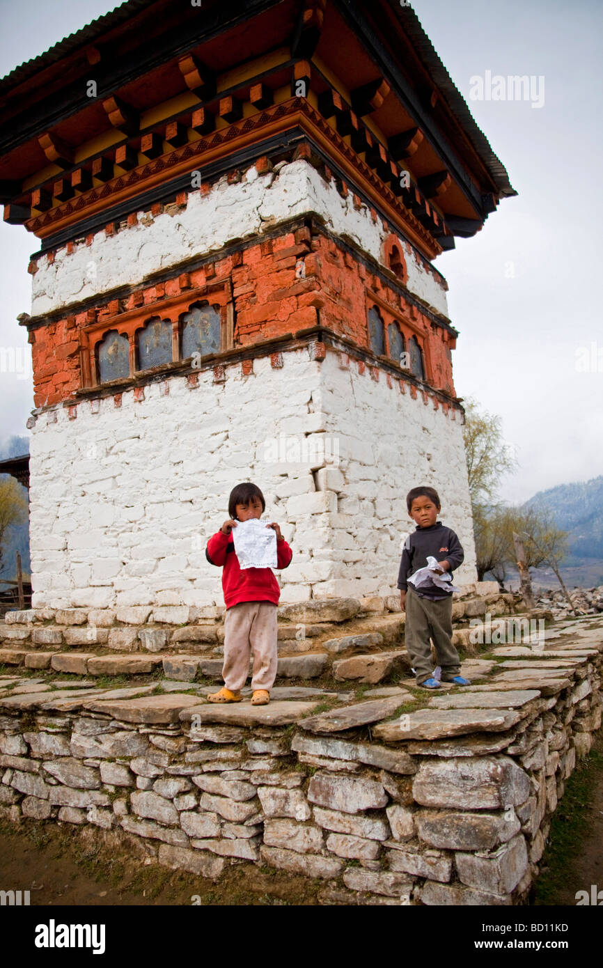 Kinder Gangteng Gonpa Kloster nr Dorf von Gantey, Phobjika Tal, Wangdue Phodrang District, central Bhutan. Stockfoto