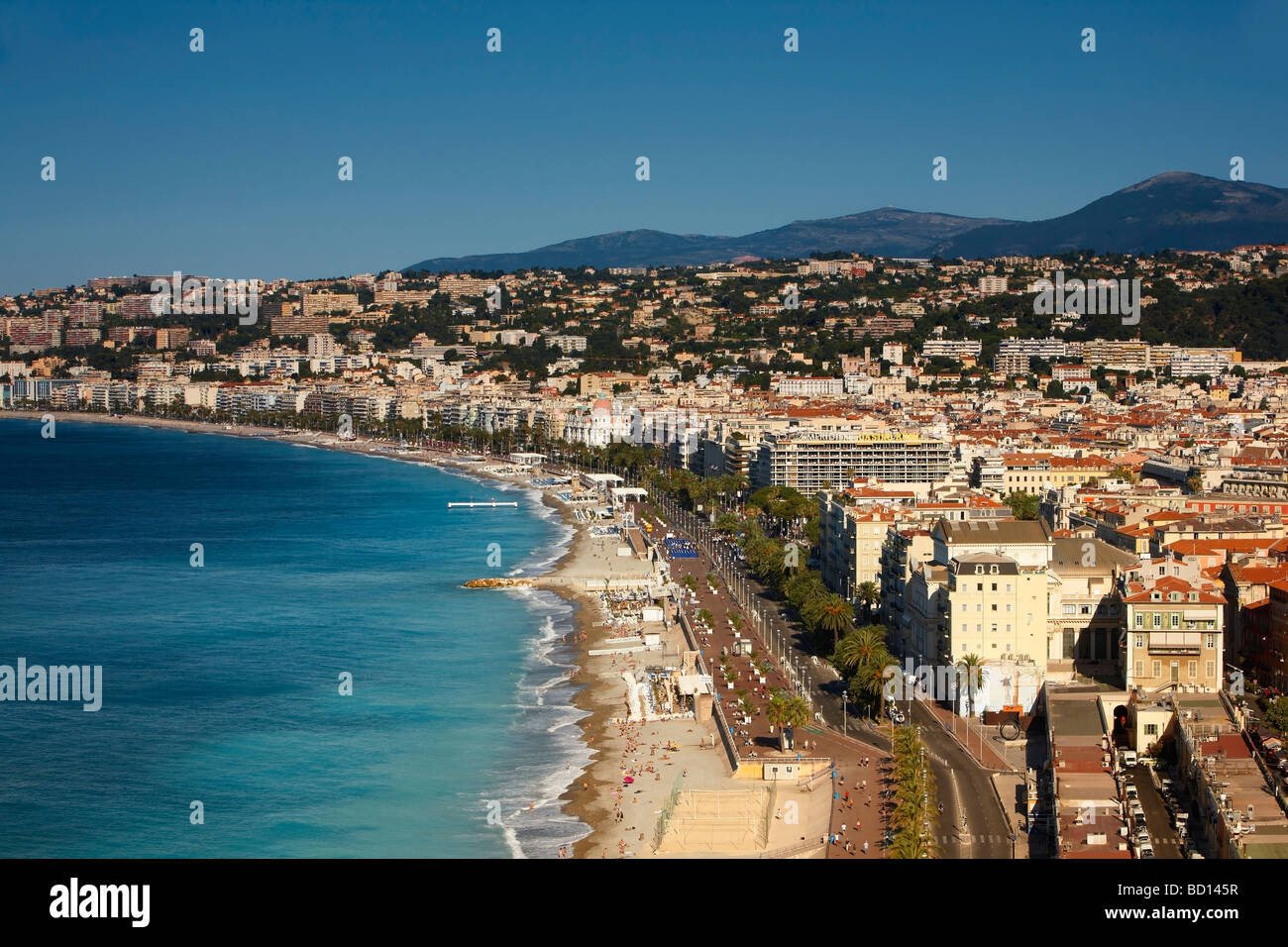 Blick entlang der Promenade des Anglais und die Bucht von Nizza Provence Alpes Cote d Azur französische Riviera Frankreich Stockfoto