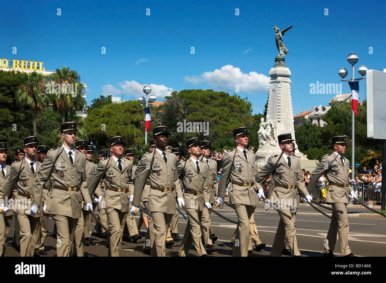Militärparade auf der Promenade des Anglais Nizza Provence Alpes Cote d Azur französische Riviera Frankreich Stockfoto
