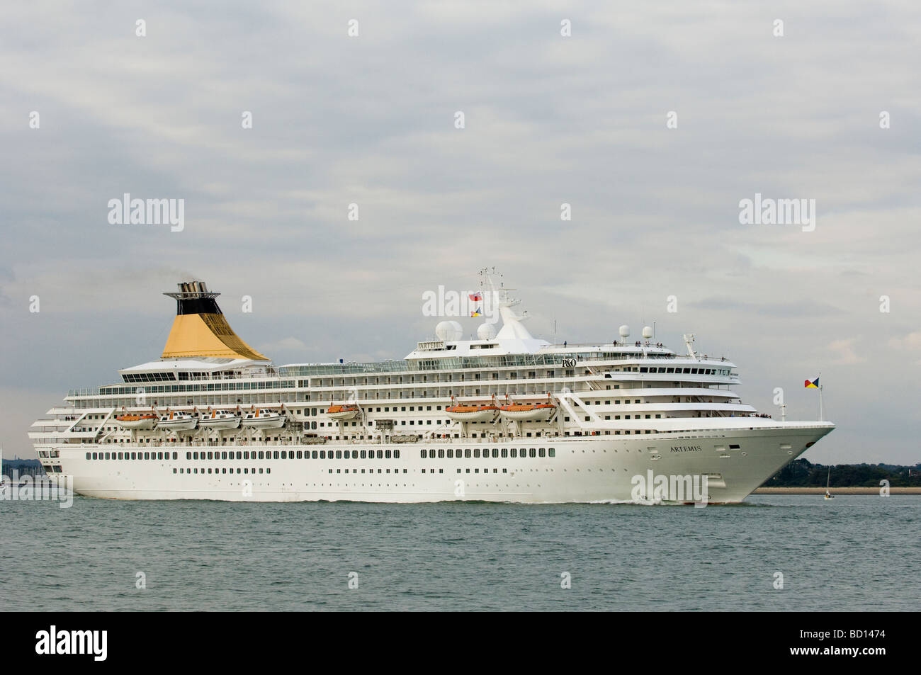P & O Kreuzfahrtschiff "Artemis", Southampton Water, Hampshire, England, UK. Stockfoto