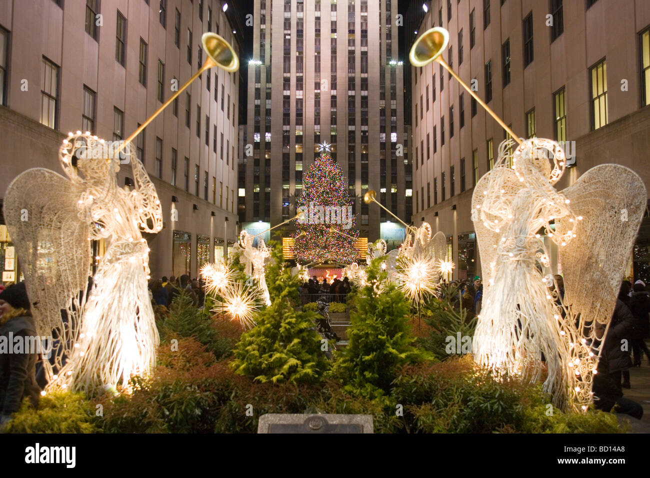 Der Weihnachtsbaum am Rockefeller Center und Engel in der Nacht. Stockfoto