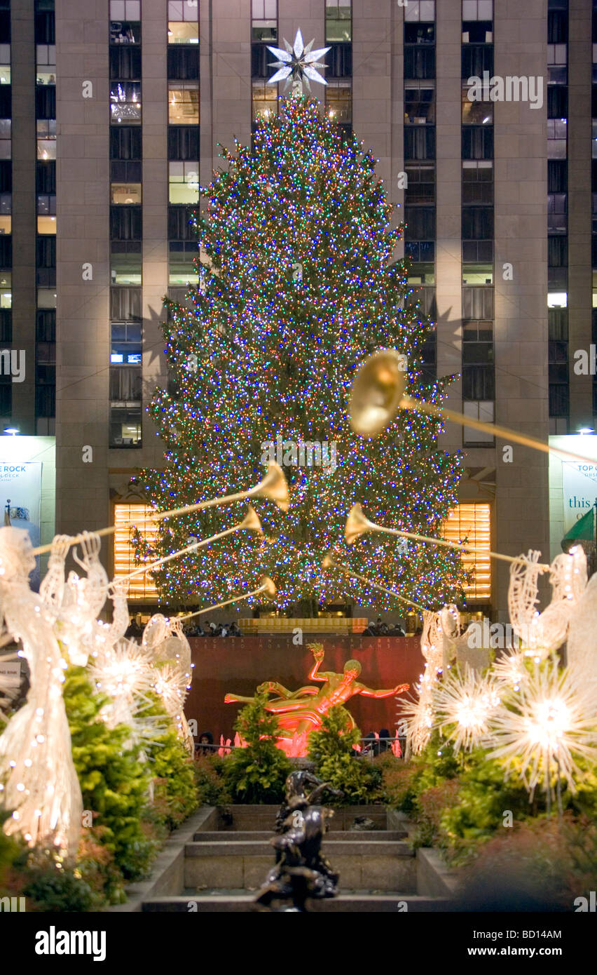 Der Weihnachtsbaum am Rockefeller Center mit Engel in der Nacht. Stockfoto