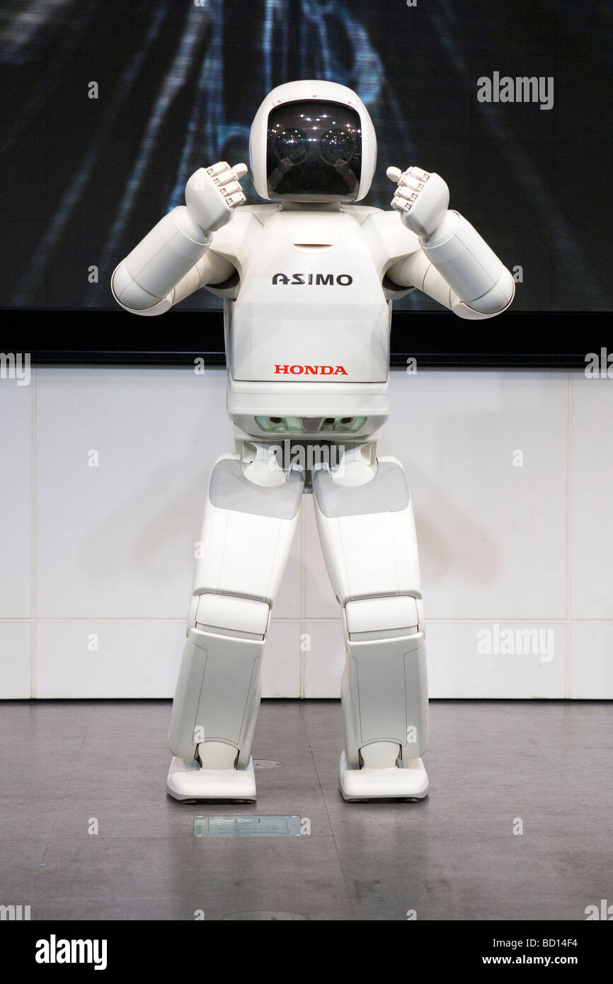 ASIMO von Honda geben eine Aufführung auf der Bühne in der 