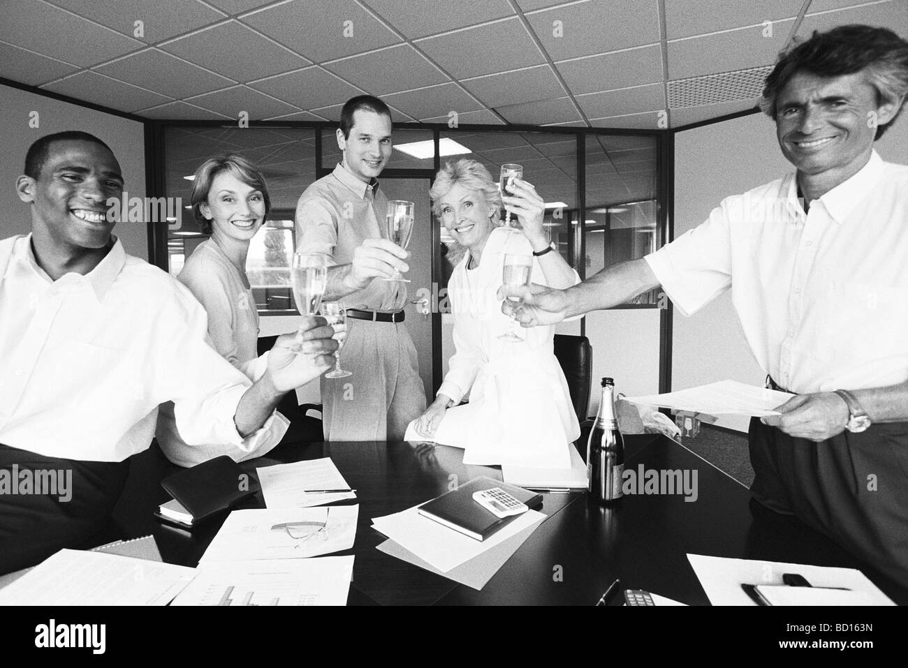Geschäftspartnern feiern mit Champagner im Büro Stockfoto