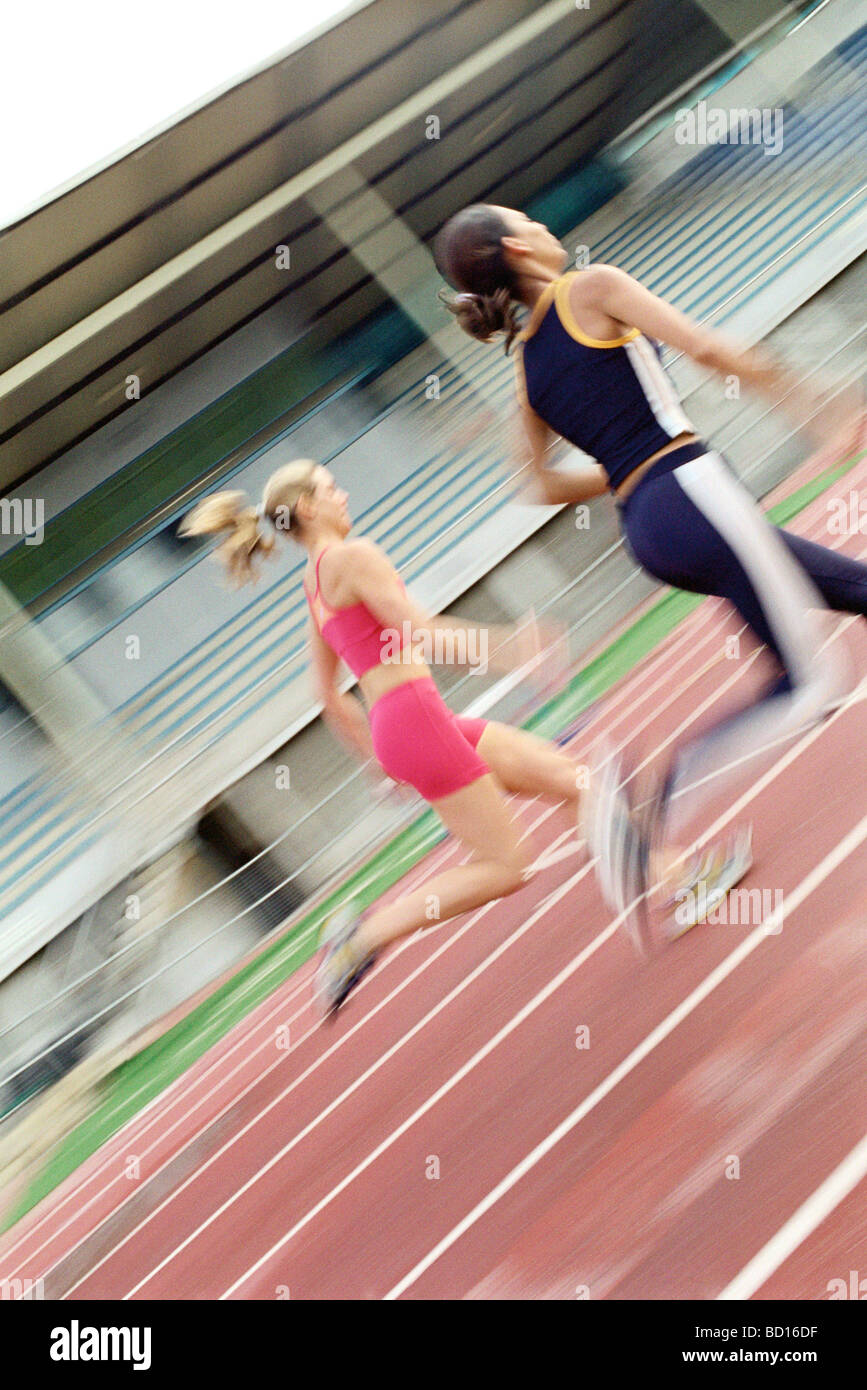 Frau läuft planmäßig Stockfoto