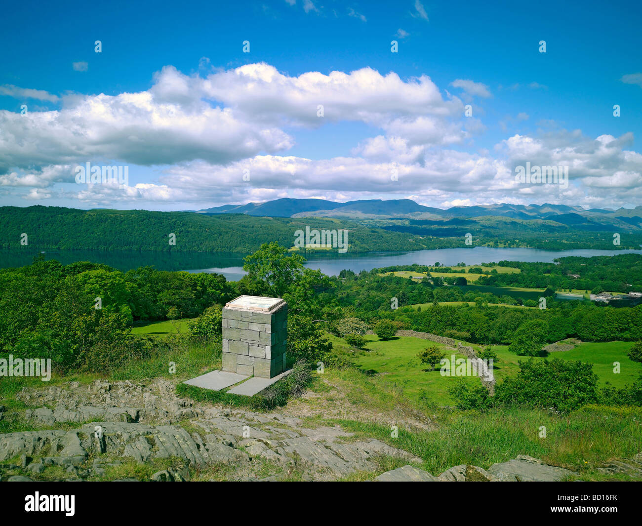 Blick auf die hohen Fjells von Lakeland und Lake Windermere vom Aussichtspunkt am Orrest Head im Sommer Windermere Cumbria England Lake District National Park Stockfoto