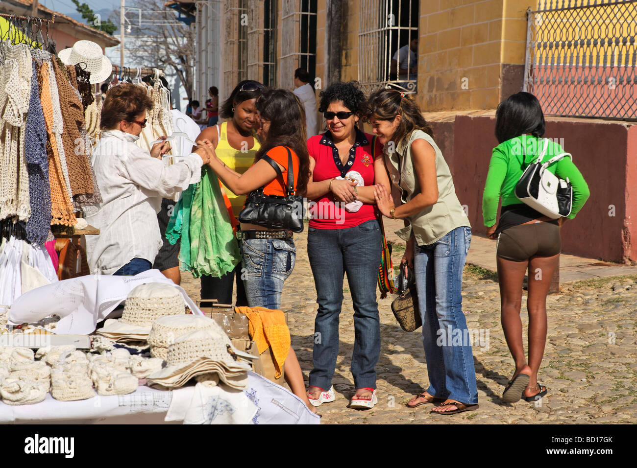 Frauen einkaufen Straßenständen Trinidad Sancti Spiritus Kuba West Indies Stockfoto