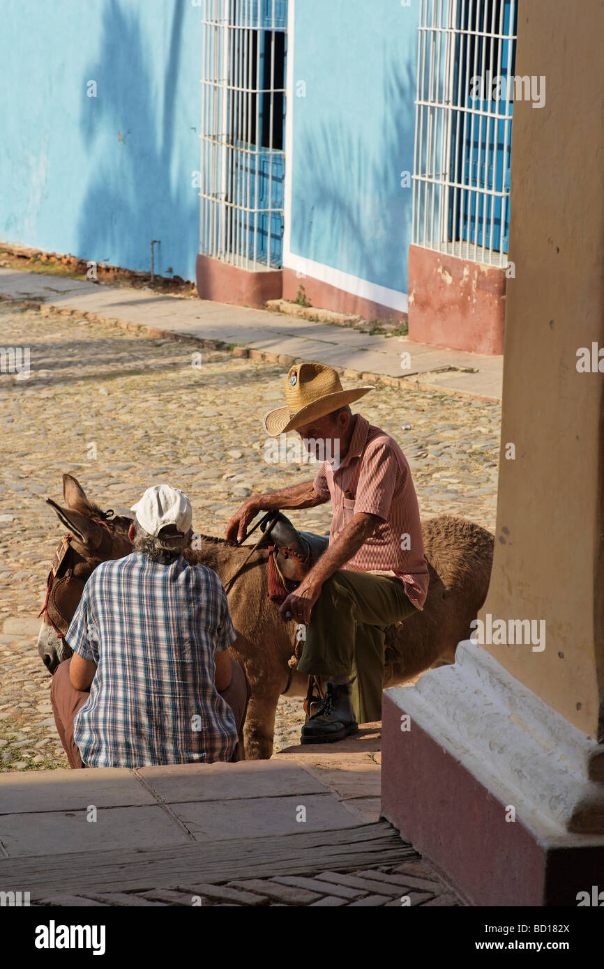 Zwei ältere Männer ruht auf Treppe Trinidad Sancti Spiritus Kuba West Indies Stockfoto
