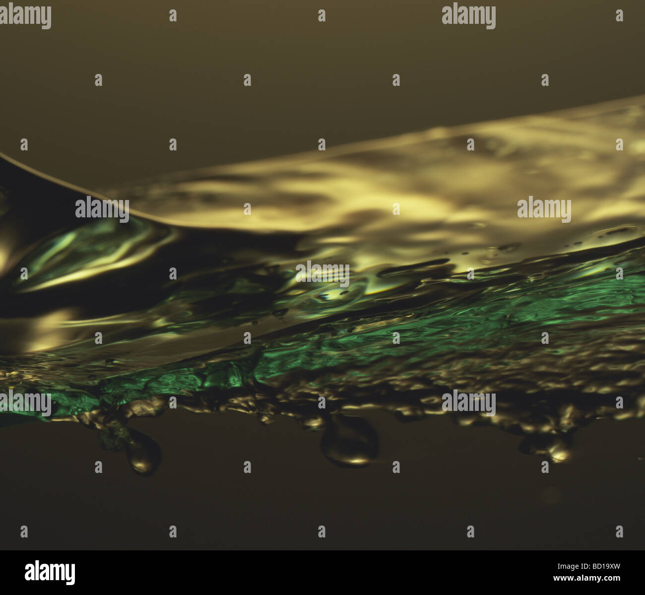 Luftblasen im Wasser in der Nähe von Stockfoto