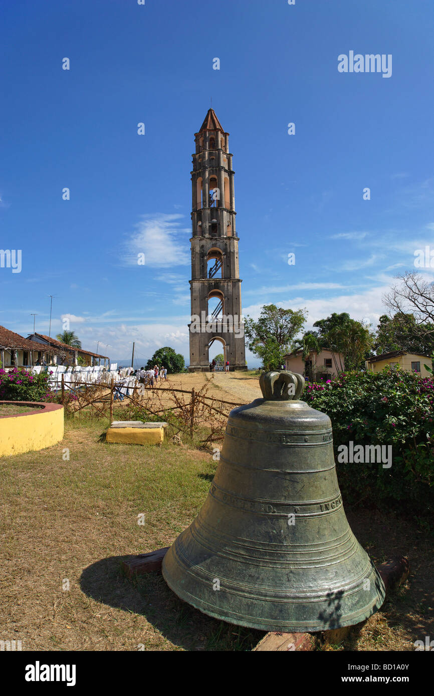 Der Turm bei Manaca Iznaga Anwesen Bell im Vordergrund Valle de Los Ingenios Trinidad Sancti Spiritus Kuba West Indies Stockfoto